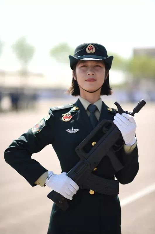 國(guó)慶閱兵最美女兵，榮光背后的堅(jiān)韌與毅力
