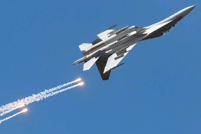 殲-16與F-16，空中對決的能力對比，殲-16與F-16空中對決能力對比解析