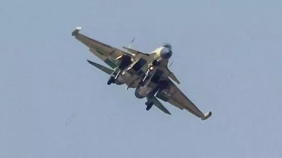 殲-15D，中國(guó)新一代艦載戰(zhàn)斗機(jī)的獨(dú)特優(yōu)勢(shì)與未來(lái)發(fā)展，殲-15D艦載戰(zhàn)斗機(jī)，獨(dú)特優(yōu)勢(shì)與未來(lái)展望